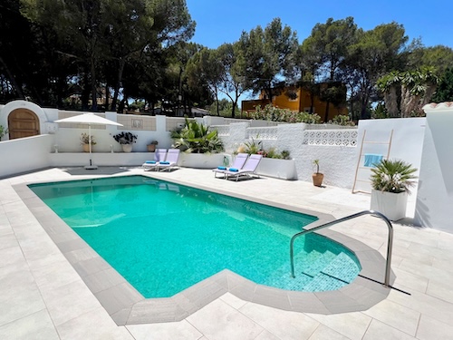 Villa Elisa Moraira beds by pool